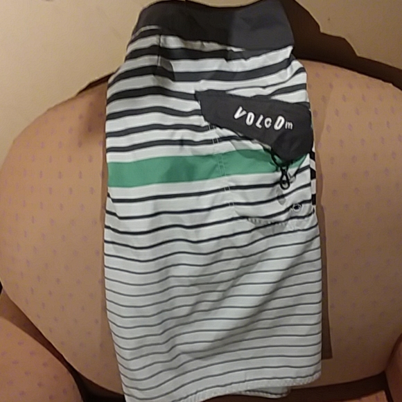 Volcom shorts - Picture 2 of 2